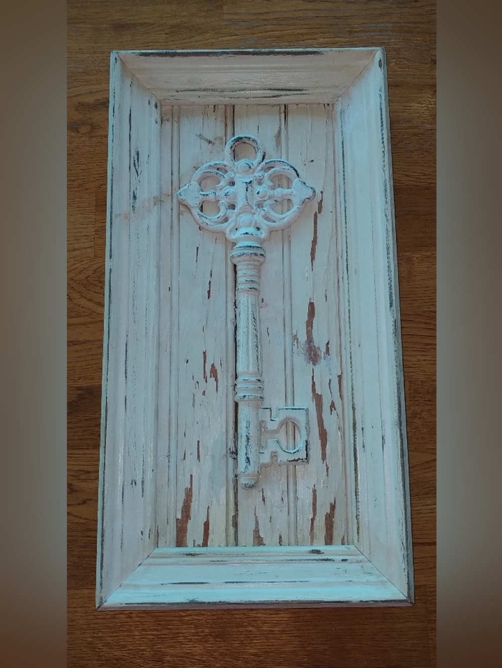 Vintage Style Decorative Key Wall Plaque - Distressed White